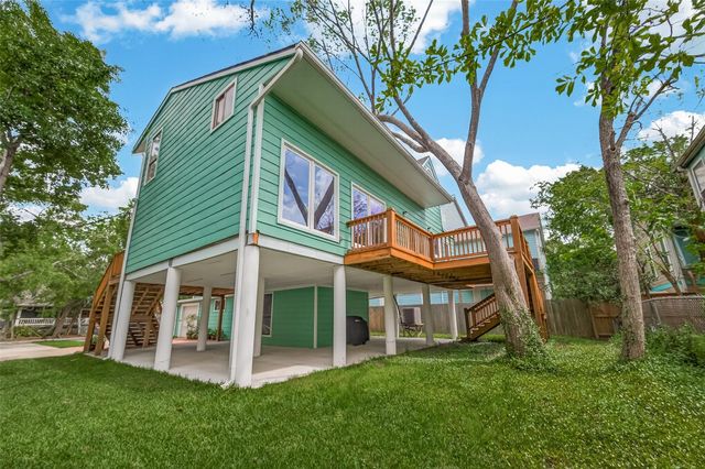 921 Ivy Road, Clear Lake Shores, TX 77565