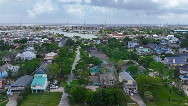 921 Ivy Road, Clear Lake Shores, TX 77565