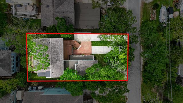 921 Ivy Road, Clear Lake Shores, TX 77565