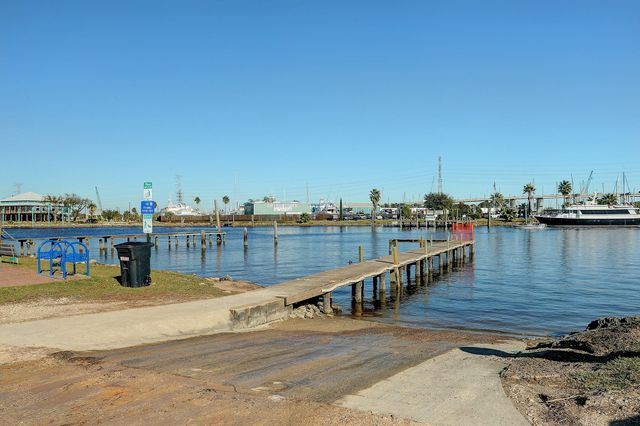 921 Ivy Road, Clear Lake Shores, TX 77565