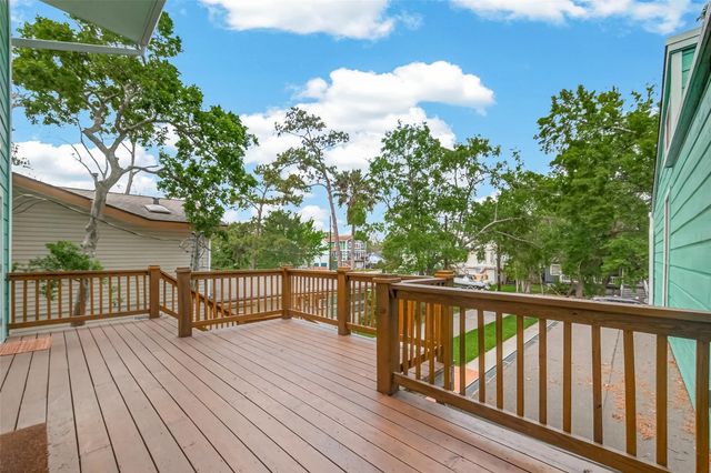 921 Ivy Road, Clear Lake Shores, TX 77565