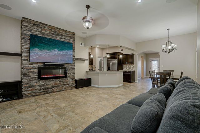 1012 MAXIMO Drive, El Paso, TX 79932