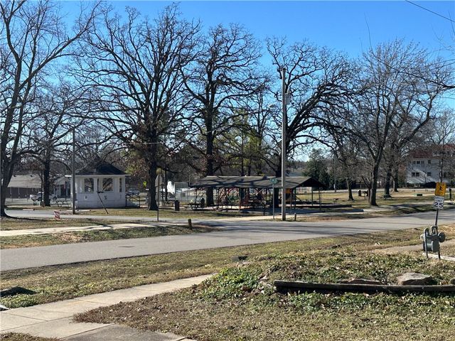 408 NE Main Street, Gravette, AR 72736