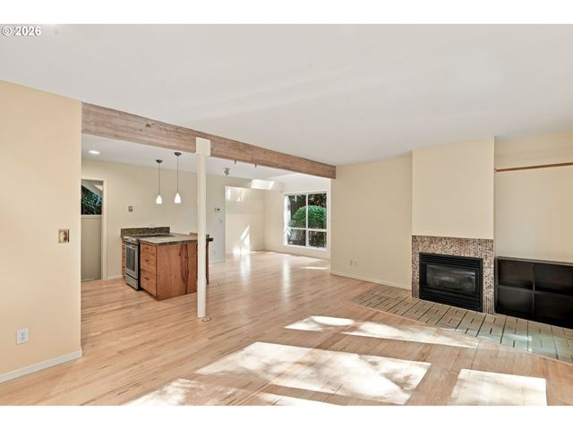 3921 Sw SWEETBRIAR Dr, Portland, OR 97221