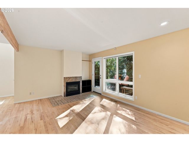 3921 Sw SWEETBRIAR Dr, Portland, OR 97221