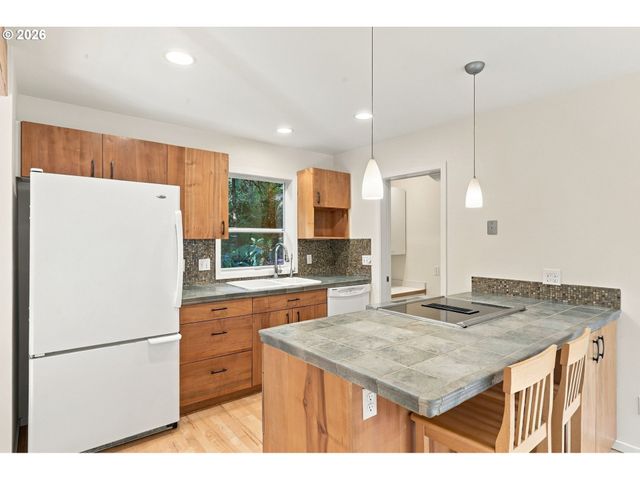 3921 Sw SWEETBRIAR Dr, Portland, OR 97221