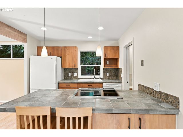3921 Sw SWEETBRIAR Dr, Portland, OR 97221
