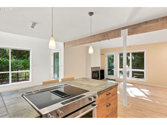 3921 Sw SWEETBRIAR Dr, Portland, OR 97221