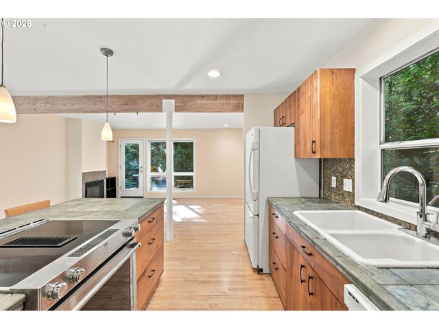3921 Sw SWEETBRIAR Dr, Portland, OR 97221
