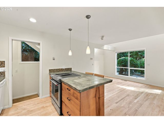 3921 Sw SWEETBRIAR Dr, Portland, OR 97221