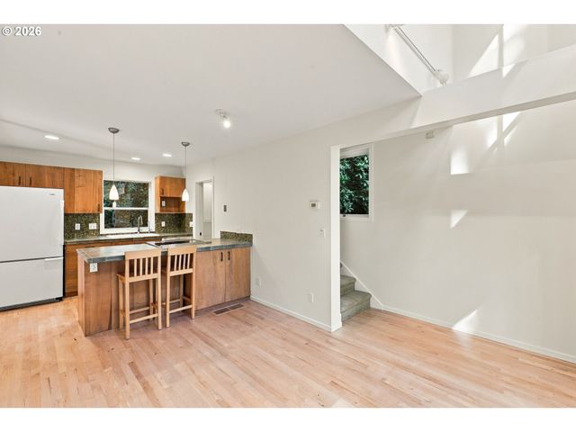 3921 Sw SWEETBRIAR Dr, Portland, OR 97221