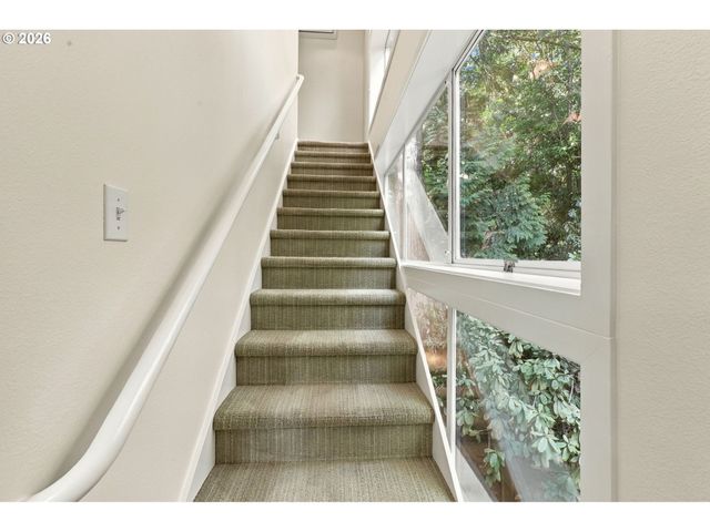 3921 Sw SWEETBRIAR Dr, Portland, OR 97221