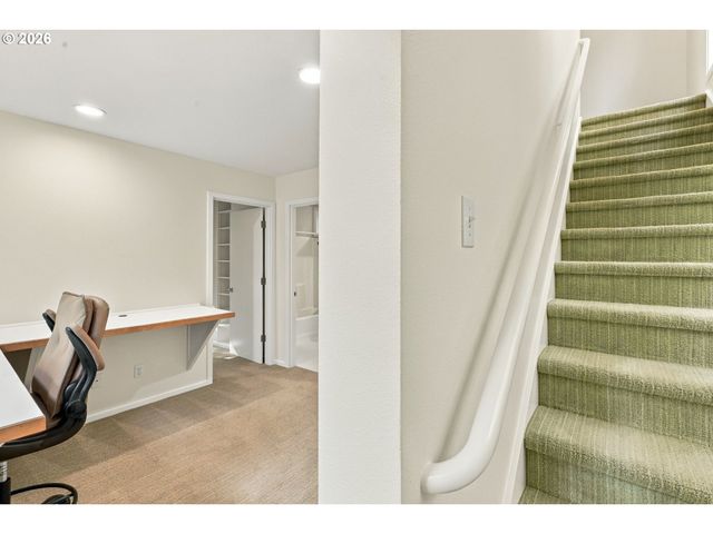 3921 Sw SWEETBRIAR Dr, Portland, OR 97221