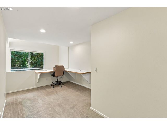 3921 Sw SWEETBRIAR Dr, Portland, OR 97221