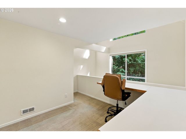 3921 Sw SWEETBRIAR Dr, Portland, OR 97221