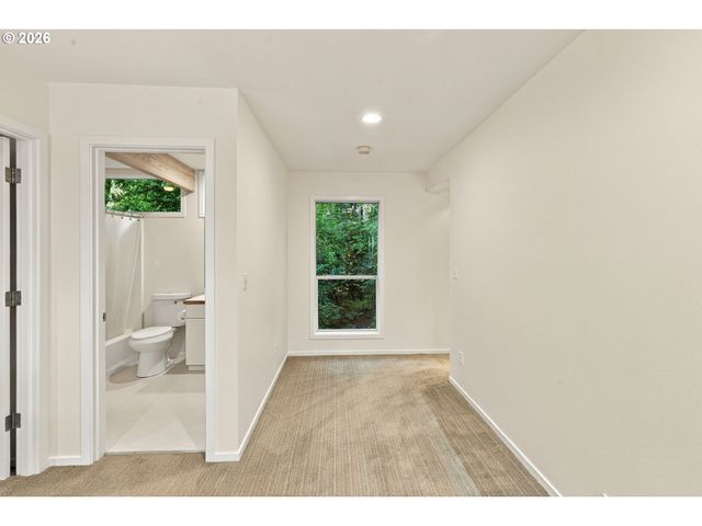 3921 Sw SWEETBRIAR Dr, Portland, OR 97221