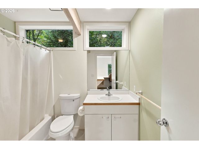 3921 Sw SWEETBRIAR Dr, Portland, OR 97221