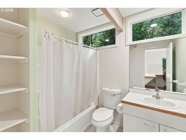 3921 Sw SWEETBRIAR Dr, Portland, OR 97221