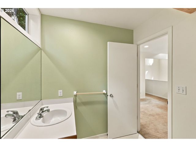 3921 Sw SWEETBRIAR Dr, Portland, OR 97221
