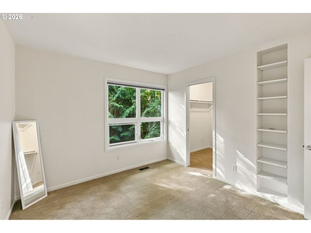 3921 Sw SWEETBRIAR Dr, Portland, OR 97221