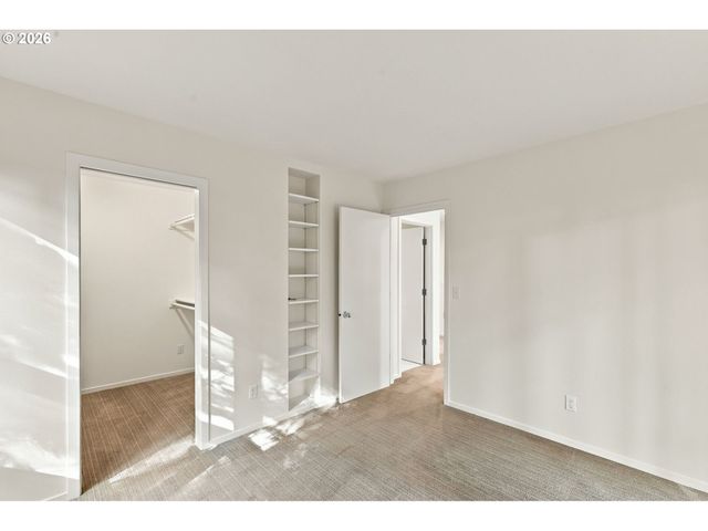 3921 Sw SWEETBRIAR Dr, Portland, OR 97221