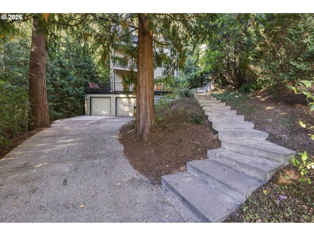 3921 Sw SWEETBRIAR Dr, Portland, OR 97221