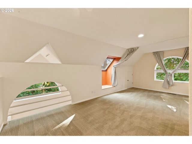 3921 Sw SWEETBRIAR Dr, Portland, OR 97221