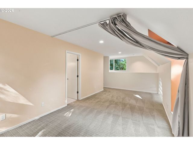 3921 Sw SWEETBRIAR Dr, Portland, OR 97221