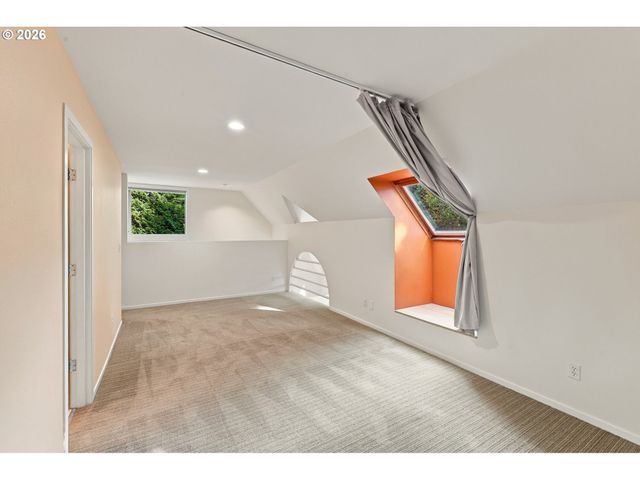 3921 Sw SWEETBRIAR Dr, Portland, OR 97221