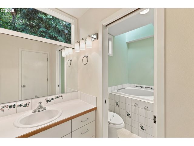 3921 Sw SWEETBRIAR Dr, Portland, OR 97221