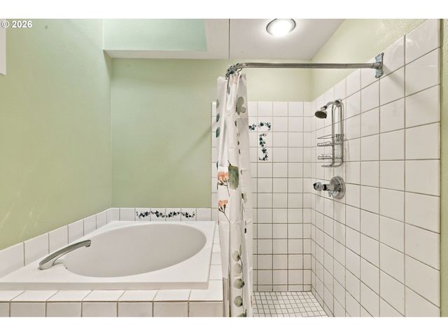 3921 Sw SWEETBRIAR Dr, Portland, OR 97221