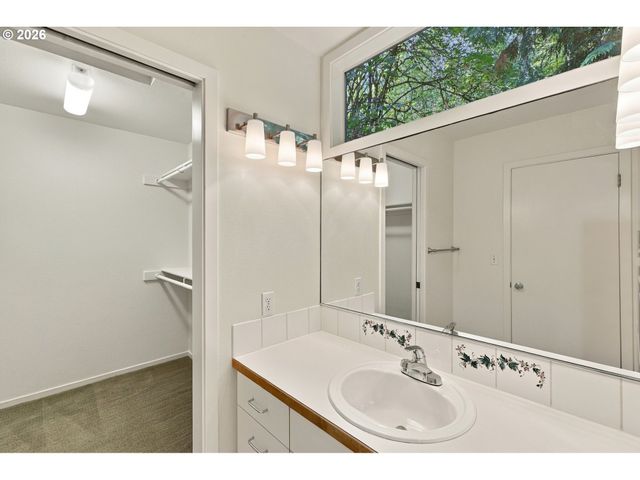 3921 Sw SWEETBRIAR Dr, Portland, OR 97221