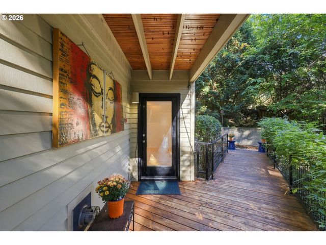 3921 Sw SWEETBRIAR Dr, Portland, OR 97221