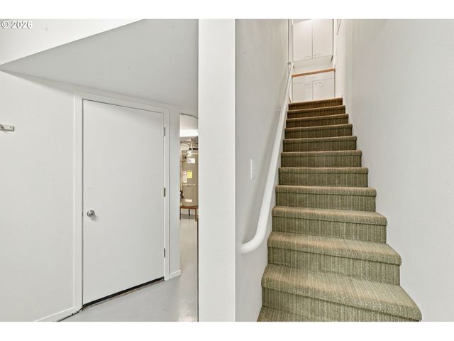 3921 Sw SWEETBRIAR Dr, Portland, OR 97221