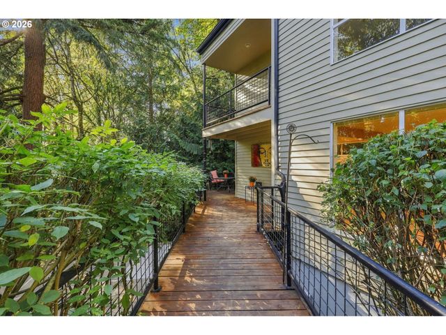 3921 Sw SWEETBRIAR Dr, Portland, OR 97221