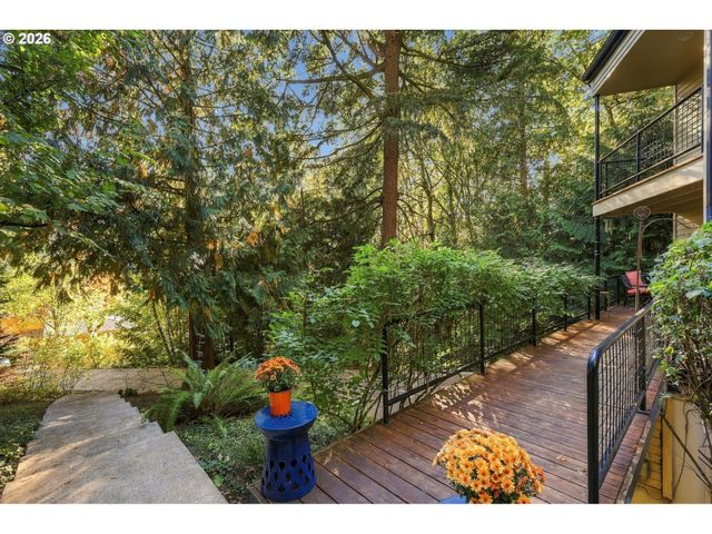 3921 Sw SWEETBRIAR Dr, Portland, OR 97221