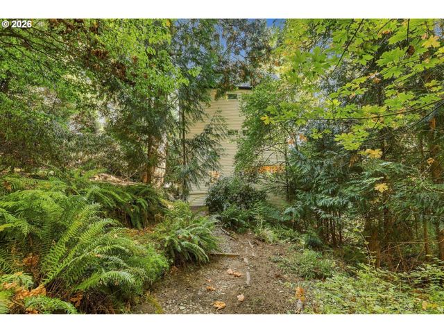 3921 Sw SWEETBRIAR Dr, Portland, OR 97221