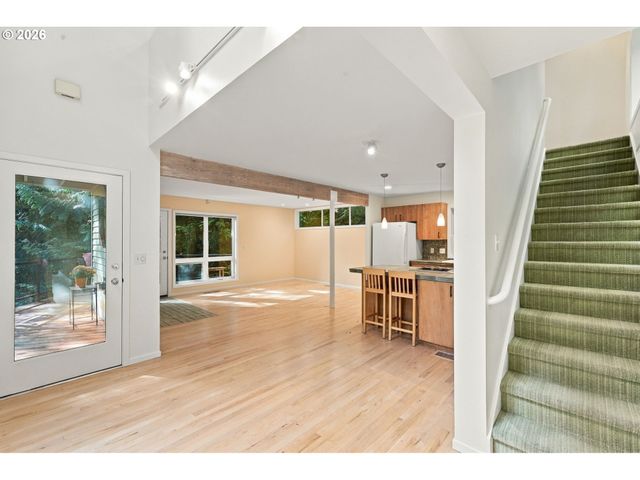 3921 Sw SWEETBRIAR Dr, Portland, OR 97221