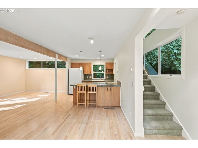 3921 Sw SWEETBRIAR Dr, Portland, OR 97221