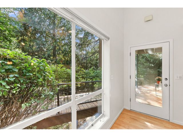 3921 Sw SWEETBRIAR Dr, Portland, OR 97221