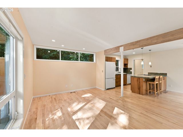 3921 Sw SWEETBRIAR Dr, Portland, OR 97221