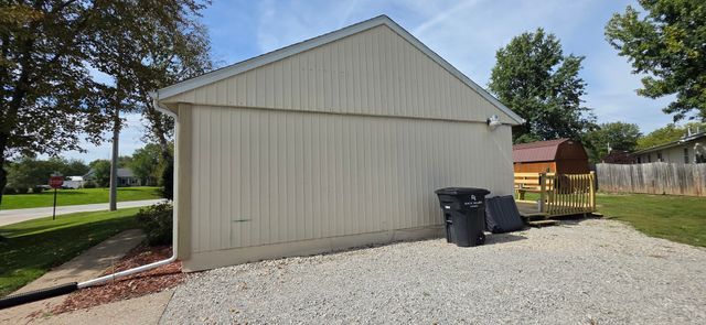 1325 102nd Avenue, Rock Island, IL 61201