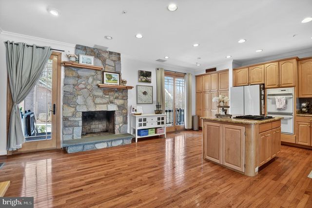 105 CROFTON HILL LN, Rockville, MD 20850