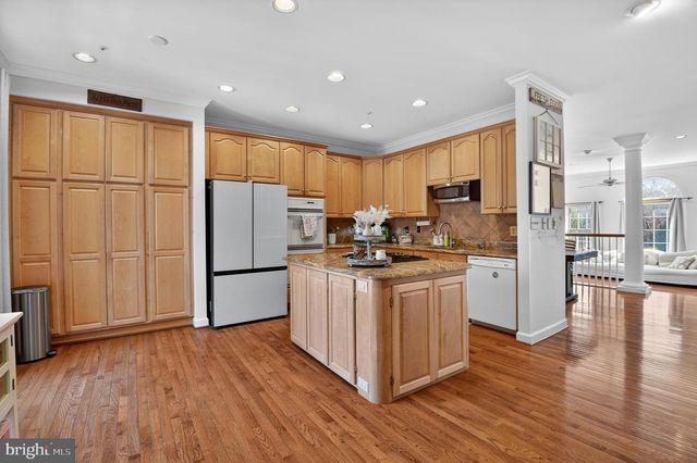 105 CROFTON HILL LN, Rockville, MD 20850