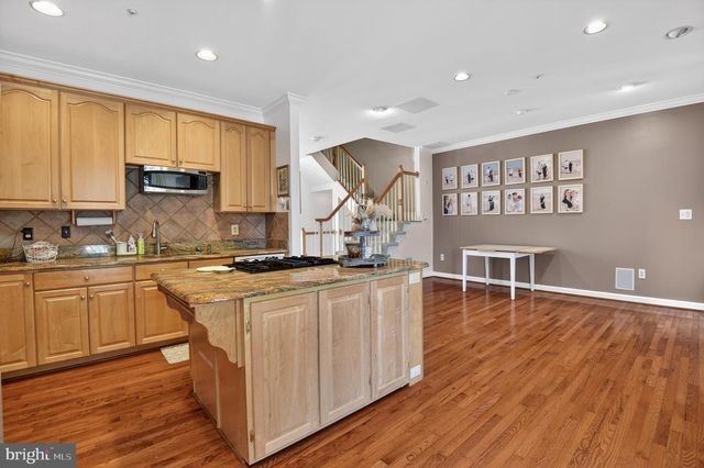 105 CROFTON HILL LN, Rockville, MD 20850