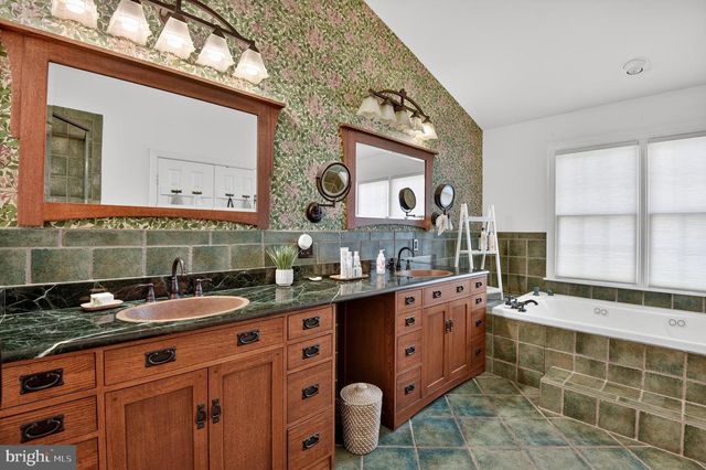 105 CROFTON HILL LN, Rockville, MD 20850