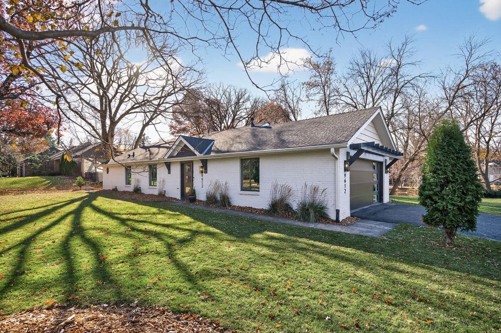 9612 Oak Ridge Trail, Minnetonka, MN 55305