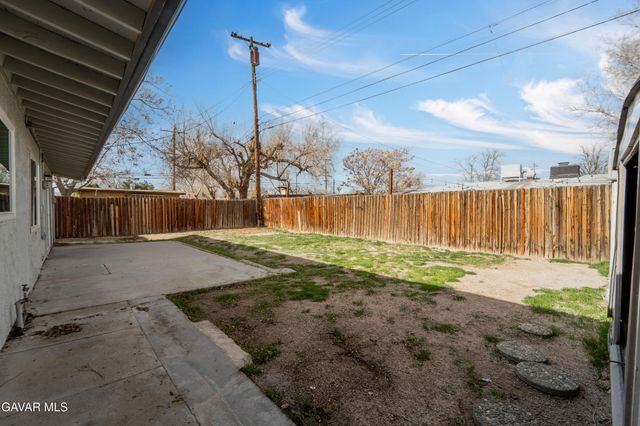 1041 W Avenue H2, Lancaster, CA 93534
