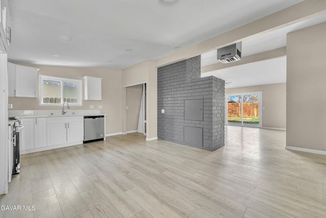 1041 W Avenue H2, Lancaster, CA 93534