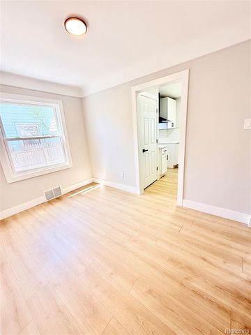 828 E Elza Avenue, Hazel Park, MI 48030